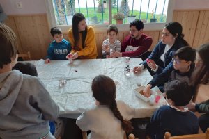 Las familias crean rutinas y actividades para superar la cuarentena.