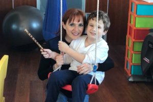 Mari Carmen Almagro, presidenta de ALTEA, junto a su hijo y en casa.