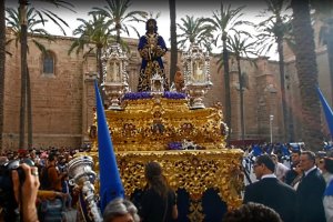 Multitudinaria salida del Señor Cautivo de Medinaceli desde la Catedral.