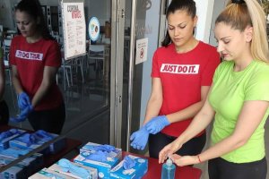 dos trabajadoras de la empresa de producción y comercialización agrícola Biosabor adoptando medidas de prevención.