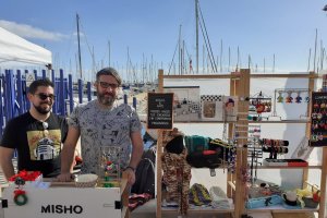La empresa, en un puesto en el Puerto de Aguadulce.