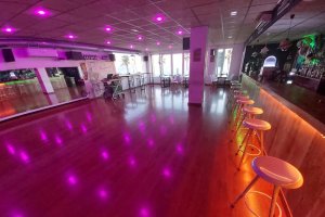 Este local se convierte en una especie de academia de baile por las noches.
