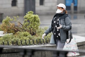 Una mujer pasea con mascarilla en un municipio de la provincia de Almería.
