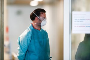 Un sanitario se protege con mascarilla en un centro hospitalario de la comunidad autónoma.