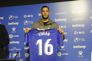 Édgar Méndez en su presentación con el Deportivo Alavés.