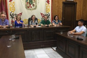 María del Mar Meca, segunda a la izquierda, en el salón de plenos de Huércal-Overa.