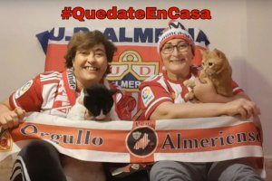 Dos aficionadas de Orgullo Almeriense dando ejemplo desde casa.