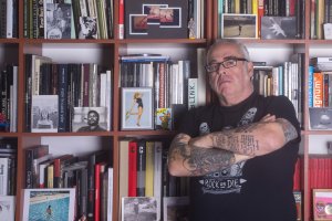 Antonio Jesús García ‘Ché’,  junto a los estantes que fotografía.