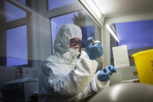 Investigadores se protegen contra el coronavirus para realizar su trabajo.