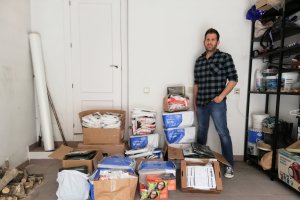 Antonio Carvajal, con los equipos de protección que va a donar.