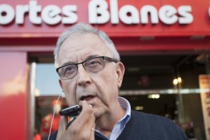 Guillermo Blanes atendiendo a la SER en Obispo Orberá.