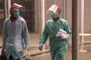 Sanitarios cargan muestras de los test a pacientes.