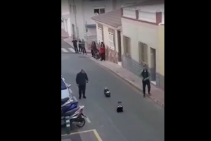 Captura de pantalla del vídeo en el que se puede ver a dos vecinos conduciendo los coches.