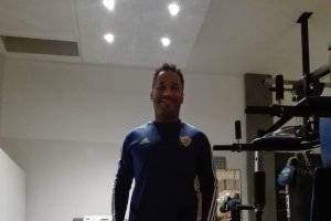 Sena también su gimnasio particular y se mantiene en forma.