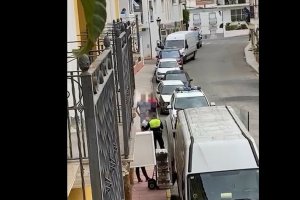 Captura de un vídeo publicado por vecinos de Antas que graban a una familia llegada de Cataluña.