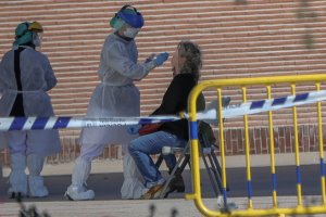 Una sanitaria le realiza a una trabajadora uno de los test rápidos de coronavirus en Madrid.