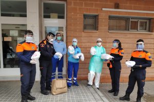 Personal de Protección Civil entregando el material en el Hospital del Poniente.