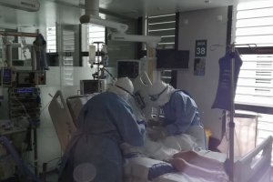 Sanitarios con un enfermo de coronavirus.