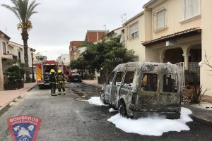 El vehiculo ha quedado totalmente calcinado.