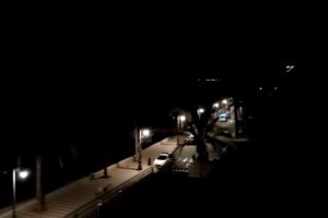 Vehículos en el paseo marítimo de Aguadulce (FOTO: J. D.)