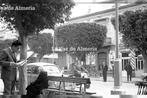 El Paseo de Almería en 1963. Se respetaba el silencio en Semana Santa y el Jueves Santo ni los coches ni las motos podían circular por el centro.