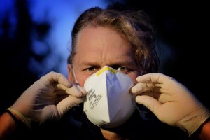 "Los vecinos de la comunidad nos hemos dado los buenos días con las mascarillas puestas".