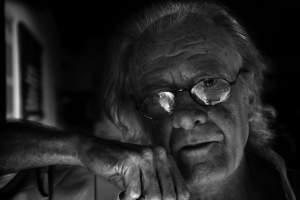 Retrato de un cantautor que ha marcado la vida de miles de españoles.