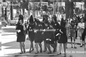 Un grupo de muchachas vestidas de mantillas subiendo por el Paseo donde iba
la gente a encontrarse más que a sentir las procesiones.