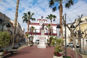 Balcón del Ayuntamiento cuevano decorado para la ocasión.