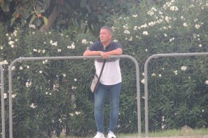 David Vizcaíno viendo un entrenamiento del Almería esta temporada.