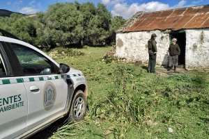 Un agente de Medio Ambiente, durante la visita a un vecino de una zona apartada.