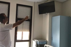 Televisión en una habitación de hospital.