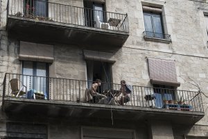 Dos personas en un balcón de Girona en este Miércoles Santo.