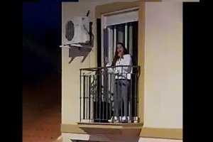 La pulpileña Montse Sánchez cantando desde su vivienda.