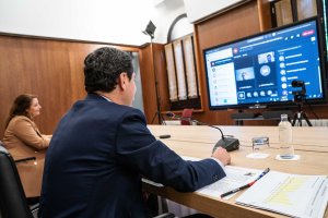 Juanma Moreno, durante la videoconferencia con representantes del sector agroalimentario.