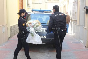 La Policía Nacional dejó un ramo de flores bajo el azulejo de la Macarena.