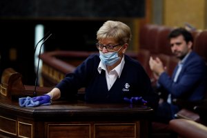 Conchi García, trabajadora del servicio de limpieza del Congreso, desinfecta la tribuna de oradores.