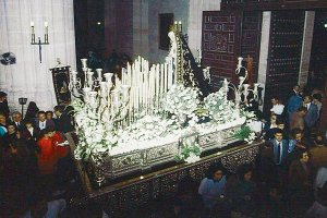 Imagen de la Virgen de la Soledad en el interior de la Catedral en los años noventa.