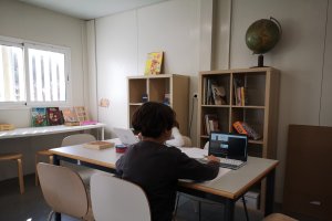 Un niño usa un ordenador para hacer ejercicios escolares.