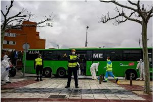 Policías militares escoltan uno de los autobuses cuyos pasajeros son pacientes contagiados con coronavirus.