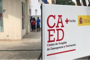 Exterior del Centro de Acogida de Emergencia y Derivación de Cruz Roja en la capital almeriense.