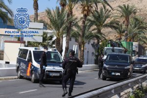 La Policía Nacional mantiene controles en toda la ciudad durante el estado de alarma.