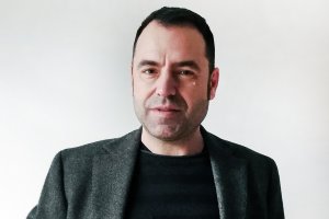 Martínez Clares tiene cuatro libros publicados: tres poemarios y un volumen de crónicas (Foto: Virginia Martínez Vico).