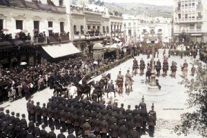 Aspecto que ofrecía la Puerta Purchena durante la ceremonia solemne de la Jura de la Bandera celebrada el domingo 11 de abril de 1920.