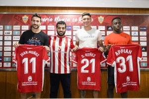 Turki Al-Sheikh con Juan Muñoz, Darwin Núñez y Arvin Appiah.