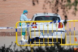 Un sanitario realizando un test rápido a un ciudadano desde su coche en la ciudad de Madrid.