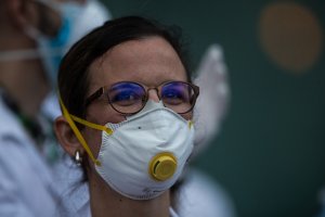 Una sanitaria, con mascarilla durante los aplausos de las 20:00 horas.
