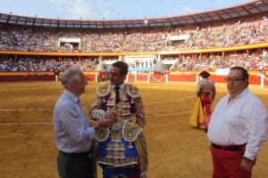 El Fandi donó al Museo de Roquetas su vestido de luces tras la Feria Taurina de 2018.