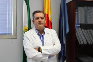 Pedro Acosta en su despacho en el Hospital de Poniente.