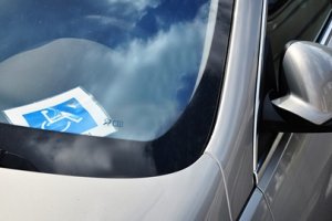 La Ley de Discapacidad incorpora multas por el fraude con tarjetas de aparcamiento.